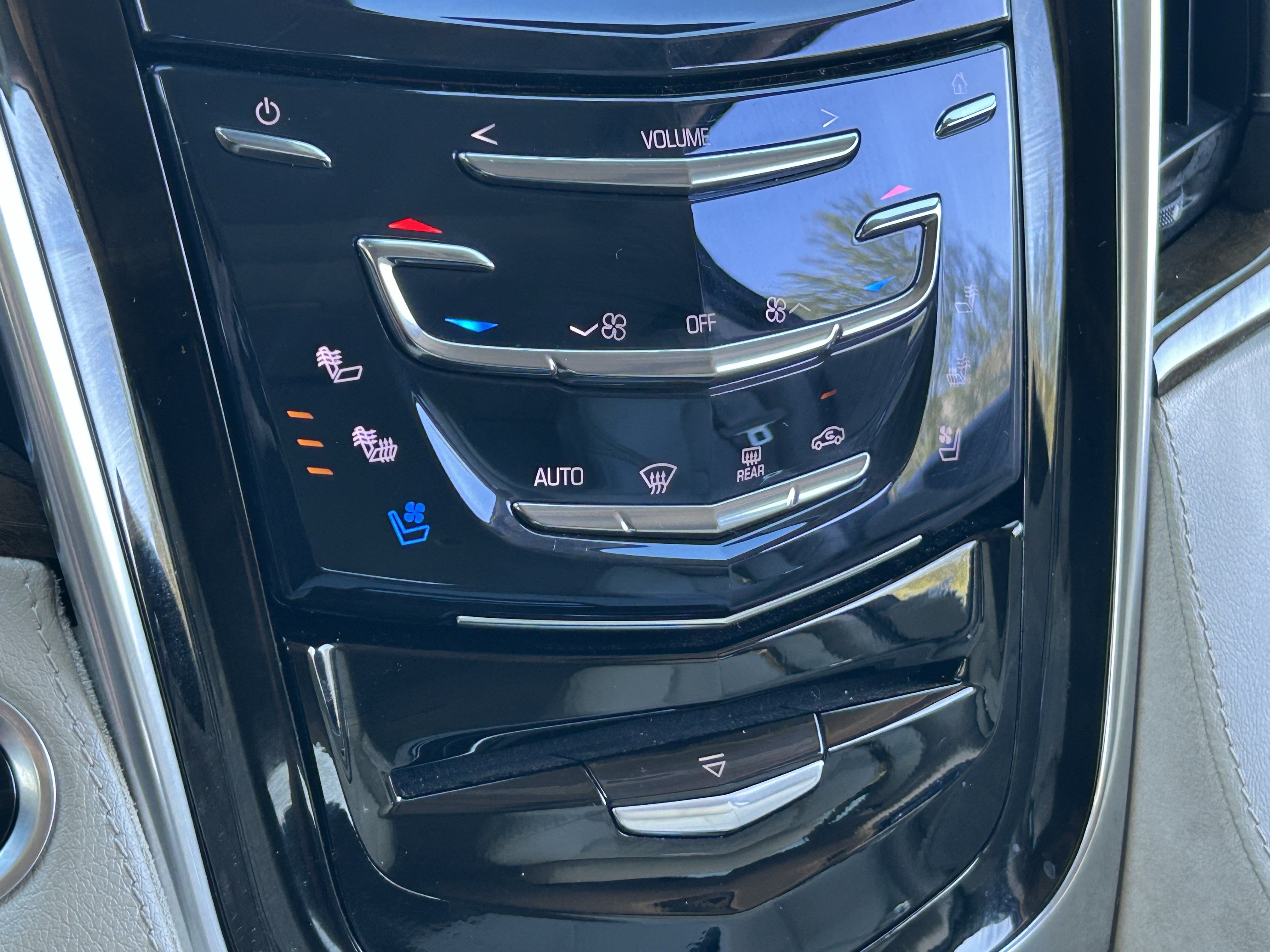 Used 2020 Cadillac Escalade Luxury w/ LPO, Radiant Package AWD/4WD image 25