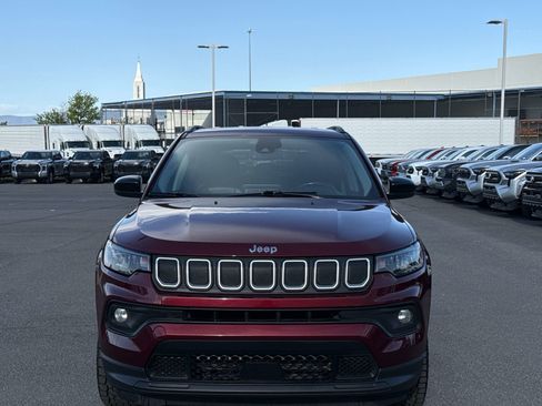 Used 2022 Jeep Compass Latitude w/ Convenience Group AWD/4WD image 2