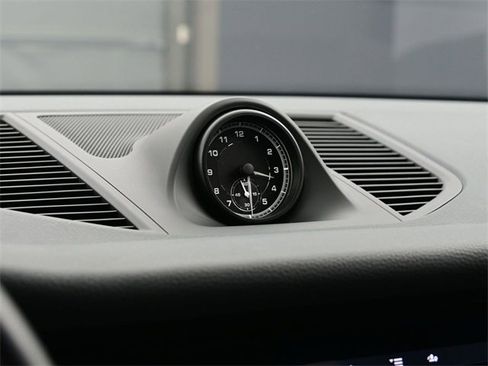 Used 2024 Porsche Macan image 12