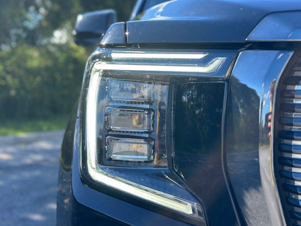 Used 2023 GMC Yukon XL Denali Ultimate AWD/4WD image 10