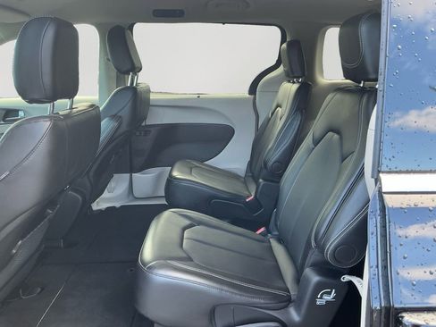 Used 2024 Chrysler Pacifica Touring-L FWD image 13