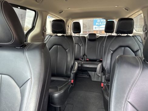 Used 2024 Chrysler Pacifica Touring-L image 9