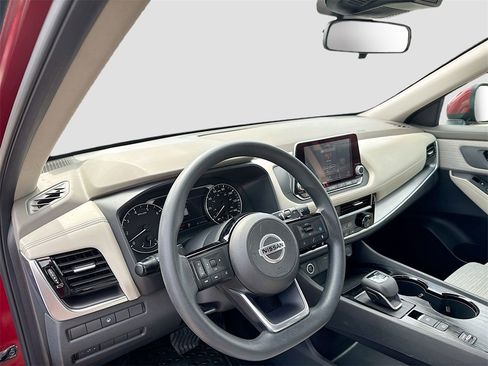 Used 2021 Nissan Rogue SV image 11