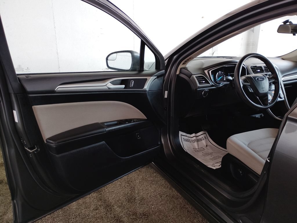 Used 2019 Ford Fusion SE FWD image 21