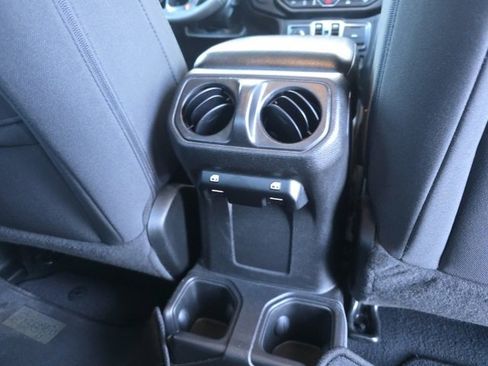 Used 2023 Jeep Gladiator Sport image 15