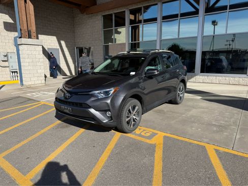 Used 2018 Toyota RAV4 XLE image 1