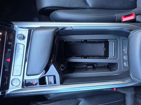 Used 2019 Audi e-tron Prestige w/ Prestige Package image 38