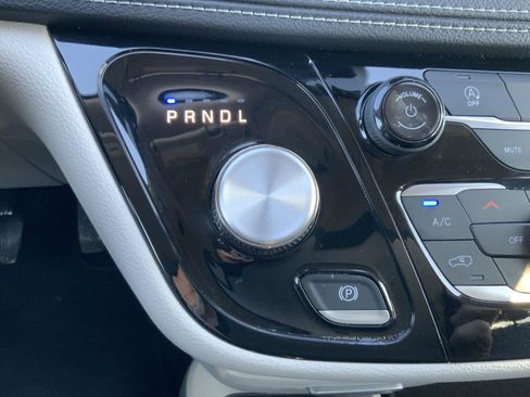 Used 2022 Chrysler Pacifica Touring-L image 46