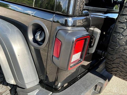 Used 2022 Jeep Wrangler Unlimited Sport w/ Xtreme Recon 35" Tire Package AWD/4WD image 31