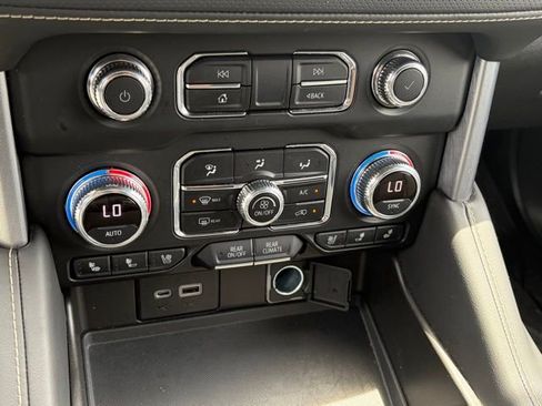 Used 2021 GMC Yukon XL SLT AWD/4WD image 21