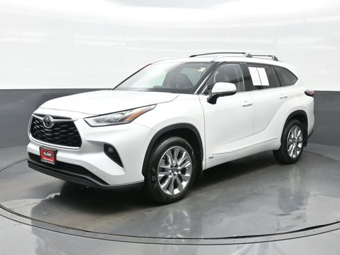 Used 2025 Toyota Highlander Limited AWD/4WD image 2
