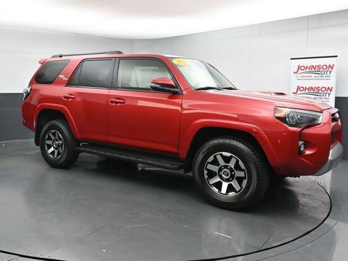 Used 2024 Toyota 4Runner TRD Off-Road Premium AWD/4WD image 2