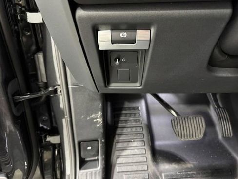 New 2026 Land Rover Defender 130 X-Dynamic SE AWD/4WD image 29