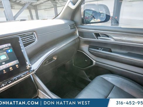 Used 2022 Jeep Wagoneer Series III w/ Premium Group I AWD/4WD image 13