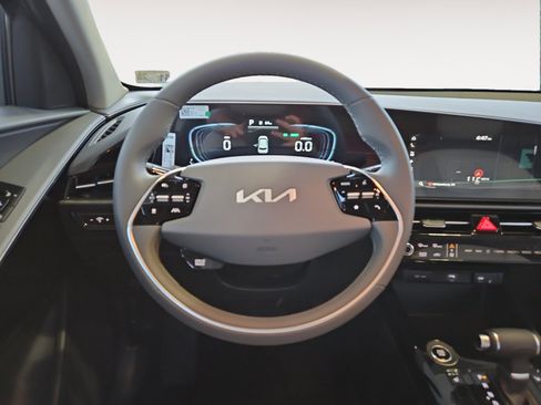 Used 2025 Kia Niro EX image 12