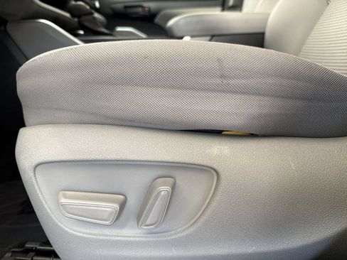 Used 2023 Toyota Highlander LE FWD image 21