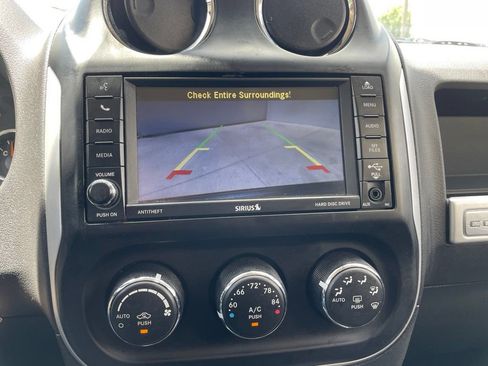 Used 2017 Jeep Compass Latitude FWD image 10