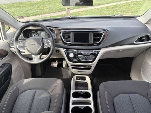 Used 2020 Chrysler Voyager LX FWD image 11