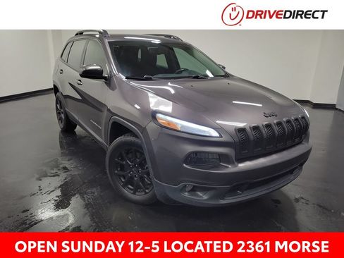 Used 2018 Jeep Cherokee Latitude Plus w/ Comfort/Convenience Group FWD image 1