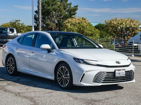 Used 2026 Toyota Camry XLE FWD image 3