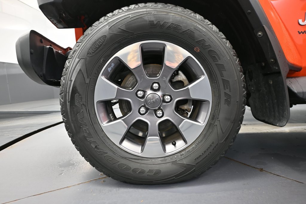 Used 2018 Jeep Wrangler Unlimited Sahara w/ Dual Top Group AWD/4WD image 14