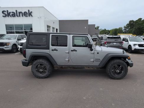 Used 2017 Jeep Wrangler Unlimited Sport w/ Quick Order Package 24S AWD/4WD image 8