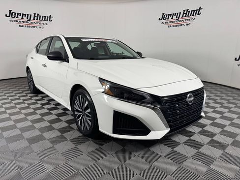 Used 2025 Nissan Altima 2.5 SV FWD image 5