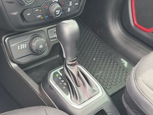 Used 2023 Jeep Renegade Latitude w/ Sun/Sound Group AWD/4WD image 30