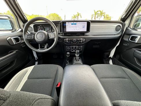 Used 2024 Jeep Wrangler Unlimited AWD/4WD image 31