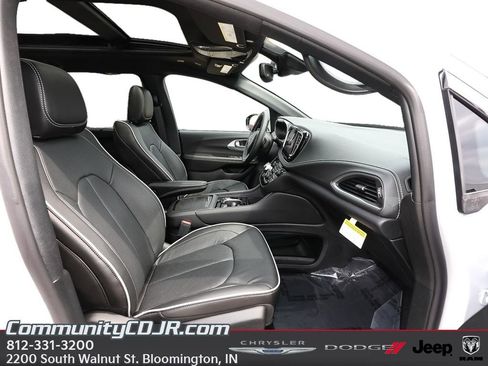 New 2026 Chrysler Pacifica Limited FWD image 19