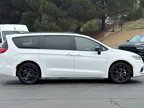 New 2026 Chrysler Pacifica Select image 3