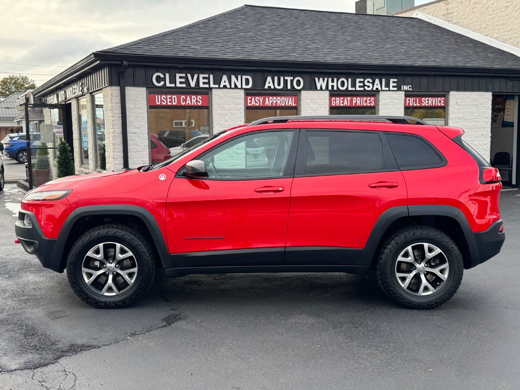 Used 2017 Jeep Cherokee Trailhawk w/ Trailer Tow Group AWD/4WD image 2