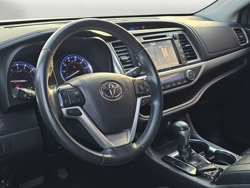 Used 2019 Toyota Highlander XLE image 10