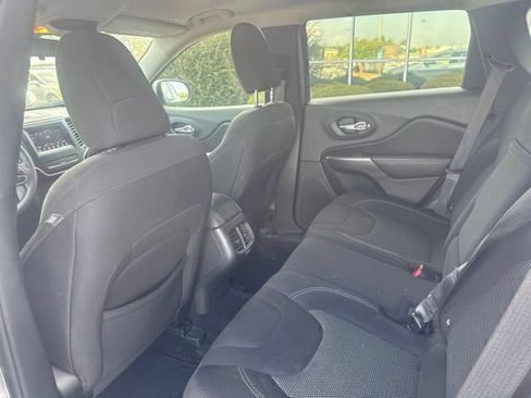 Used 2019 Jeep Cherokee Latitude w/ Popular Appearance Group FWD image 18