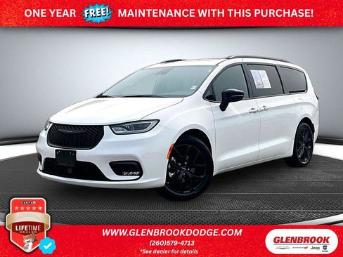Certified 2025 Chrysler Pacifica Limited FWD image 1