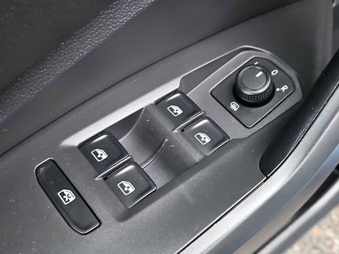 Used 2019 Volkswagen Jetta SE w/ Cold Weather Package image 25