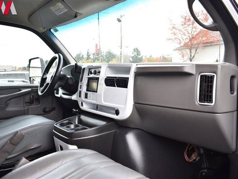 Used 2006 Chevrolet Express 3500 RWD image 11