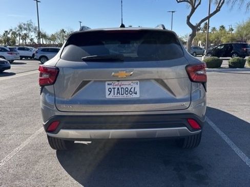 Used 2025 Chevrolet Trax LT w/ LT Convenience Package image 5