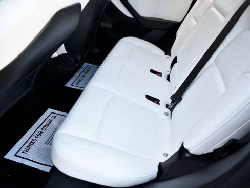 Used 2021 Tesla Model Y Long Range image 10