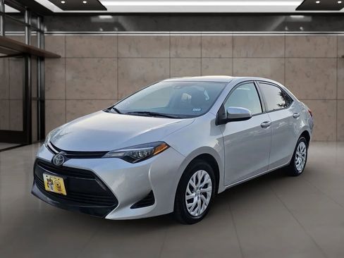 Used 2018 Toyota Corolla LE image 2