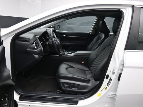 Used 2023 Toyota Camry SE image 11