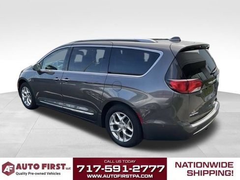 Used 2019 Chrysler Pacifica Limited w/ Advanced Safetytec Group FWD image 4