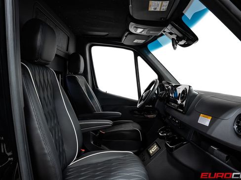 Used 2024 Mercedes-Benz Sprinter 3500 image 32