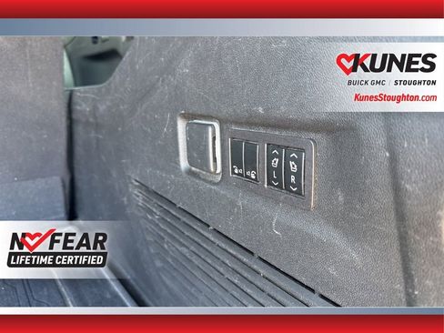 Used 2023 GMC Yukon XL SLT w/ SLT Premium Package image 19