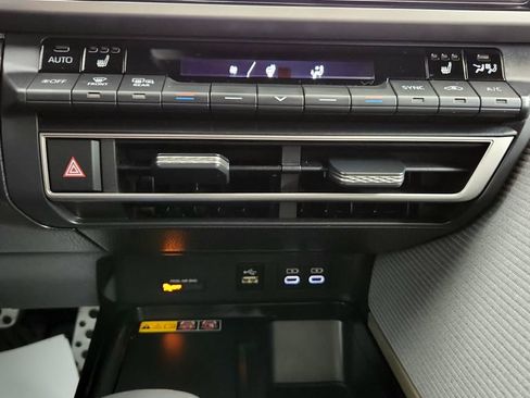 Used 2025 Toyota Camry SE w/ Convenience Package AWD/4WD image 30