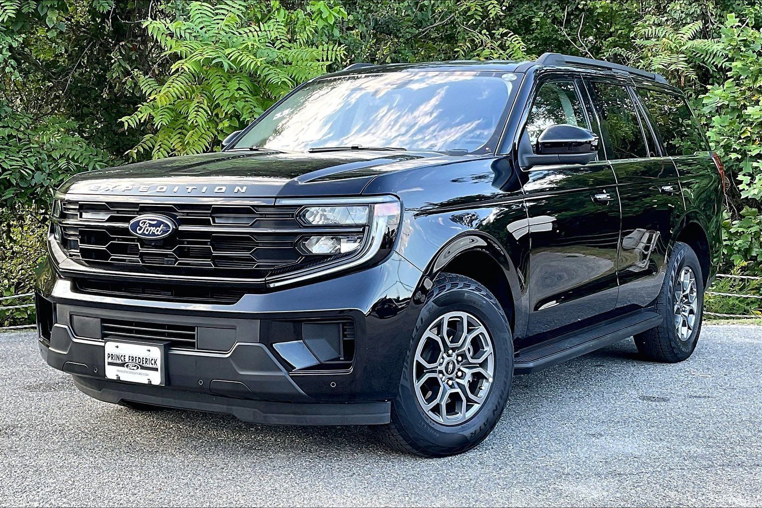 Used 2025 Ford Expedition Active AWD/4WD image 3