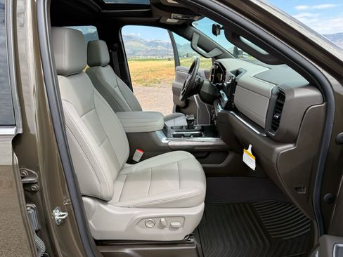 Used 2023 Chevrolet Silverado 1500 LTZ w/ LTZ Premium Package AWD/4WD image 39
