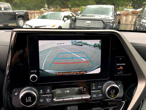 Certified 2023 Toyota Highlander XLE image 25