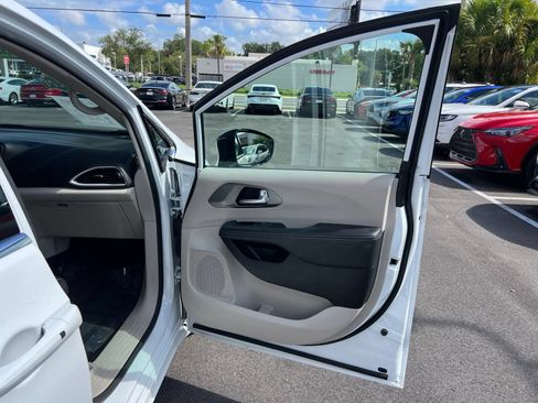 Used 2024 Chrysler Pacifica Touring-L FWD image 56