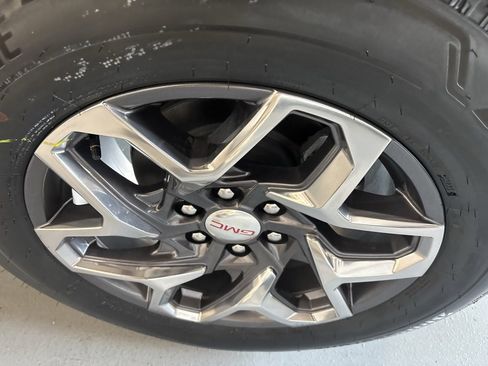 New 2026 GMC Sierra 1500 SLE image 8